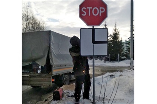 В городе Канаш подрядной организацией ООО «Транспортник» ведутся работы по замене дорожных знаков с дефектами