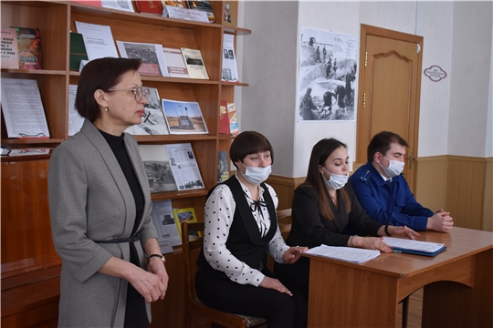 В Центральной библиотеке г. Канаш со студентами финансово-экономического колледжа состоялся информационно-просветительский час «Новые правила защиты прав потребителей услуг»