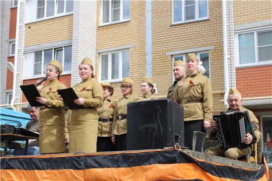 В городе Канаш «Фронтовая бригада» поздравила с Днем Победы ветеранов Великой Отечественной войны