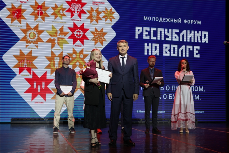 Олег Николаев принял участие в открытии форума "Республика на Волге"