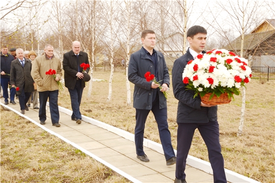 Возложение цветов к памятнику Я. Абрамову