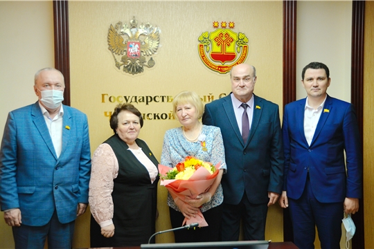Ветеранам парламента республики вручены памятные медали
