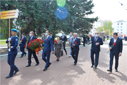 Торжественная церемония возложения цветов к монументу Славы 9 Мая
