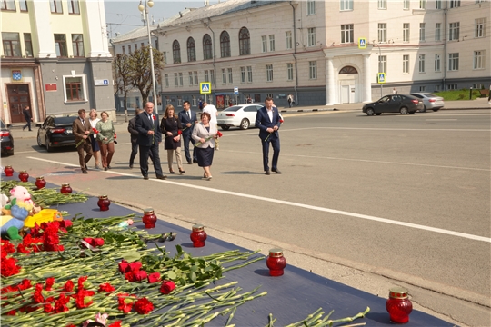 Возложение цветов памяти жертв трагедии в Казани