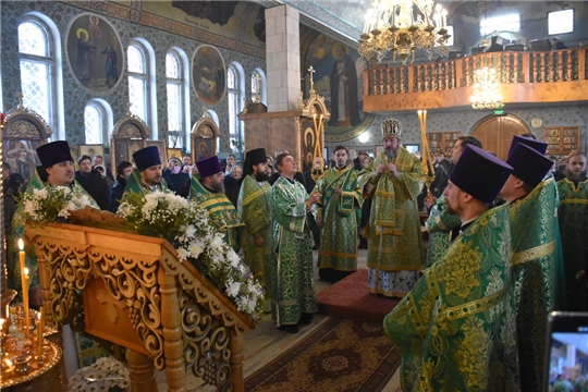 Митрополит Чебоксарский и Чувашский Савватий провел Божественную литургию в храме преподобного Серафима Саровского в Шумерле и посетил строящийся в городе храм