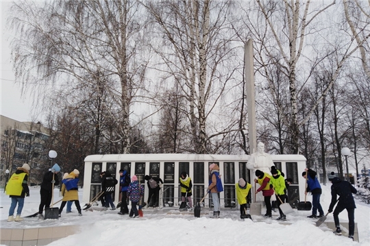 Волонтеры гимназии помогают в расчистке памятных места города от снега