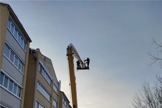 Глава администрации Валерий Шигашев призвал активизировать работу по уборке снежных навесов и сосулек с крыш домов