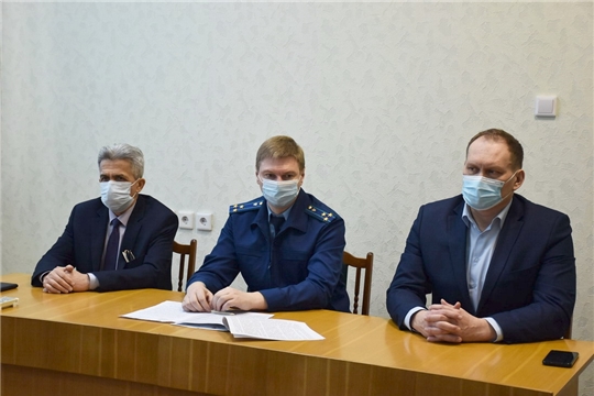 Шумерлинской межрайонной прокуратурой инициировано межведомственное совещание по вопросу содержания улично-дорожной сети в зимний период, своевременного удаления снега и наледи с подведомственных территорий и крыш зданий