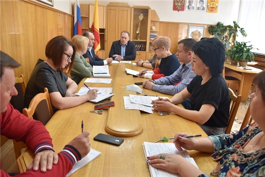 Организацию и проведение в Шумерле месячника по благоустройству, в том числе, Всероссийского субботника по теме городской среды, обсудили на совещании