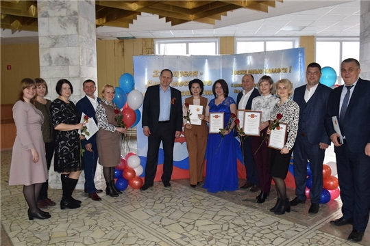 Муниципальные служащие города Шумерля принимали поздравления с профессиональным праздником