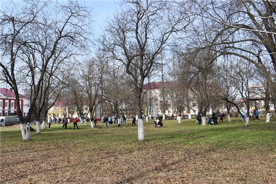 В парке культуры и отдыха города Шумерля, благоустроенном по программе «Формирование комфортной городской среды», прошёл Всероссийский субботник