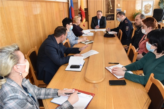Об эпидемиологической обстановке в городе Шумерля, вакцинации и проведении предстоящих праздников шла речь на заседании оперативного штаба под председательством главы администрации Валерия Шигашева