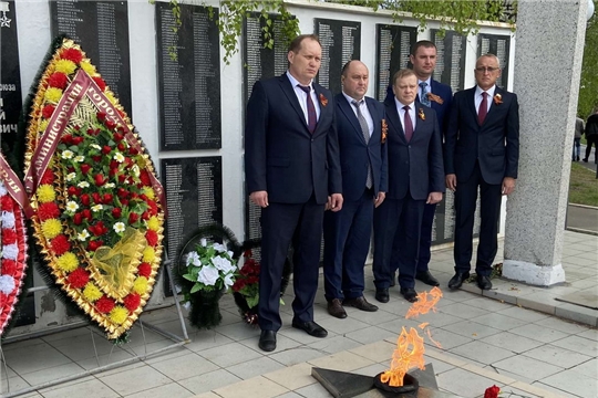 Руководство города Шумерля возложили цветы к Вечному огню
