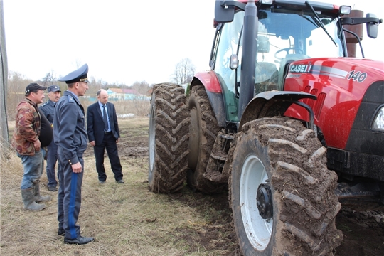 Урмарский  район с рабочим визитом посетил руководитель Государственной инспекции по надзору за техническим состоянием самоходных машин и других видов техники Чувашской Республики - главный государственный инженер-инспектор Чувашии В. Димитриев