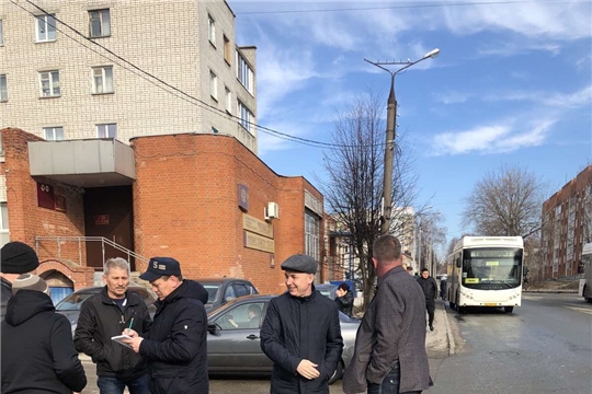 Заместитель главы администрации Калининского района Сергей Митрофанов провел субботний обход территории в поселке Южный