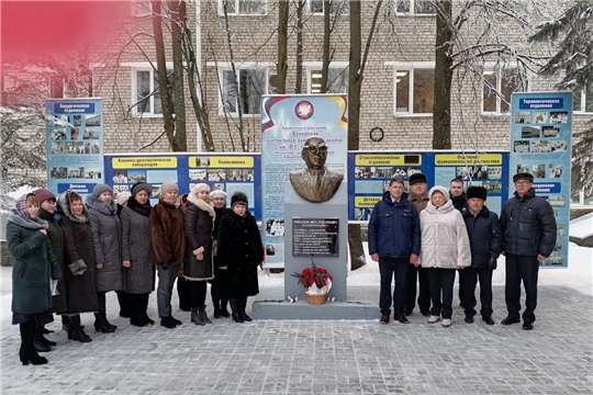 Коллеги возложили цветы к памятнику Заслуженного врача Чувашской Республики Ф.Г. Григорьева