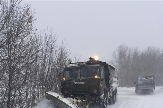 Идет уборка снега на дорогах района