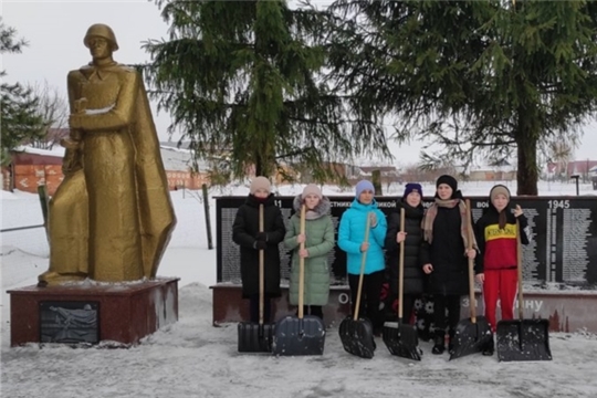 Уборка снега возле памятника участникам войны в д. Атнашево