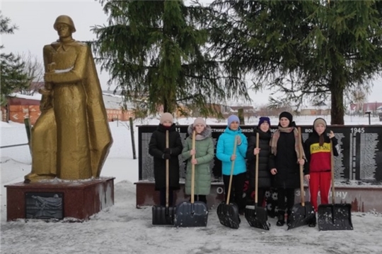 Уборка снега возле памятника участникам войны в д. Атнашево