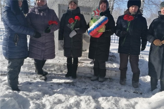 В деревне Напольные Котяки к памятнику воинам Великой Ответственной войны возложили венки и цветы