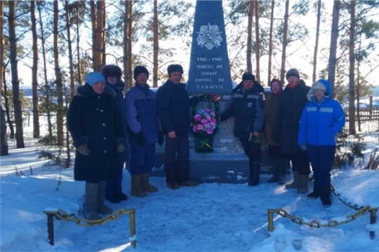 Венок к обелиску участникам войны в  д.Новые Челкасы