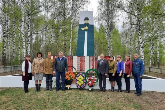 Возложение венков к памятникам, посвященным воинам односельчанам, погибшим в Великой Отечественной войне в 1941-1945г.г., в Сюрбей-Токаевском сельском поселении