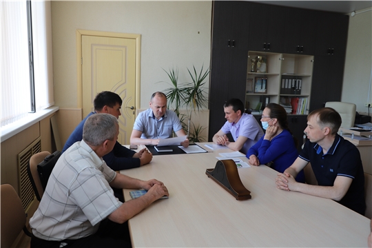 Заместитель главы администрации Комсомольского района Алексей Селиванов провёл совещание по вопросу борьбы с распространением борщевика Сосновского на территории района