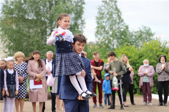 В школах Комсомольского района сегодня и завтра прозвенят последние звонки для 389 выпускников