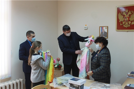 Фирдавиль Искандаров передал подарки детям из многодетной семьи