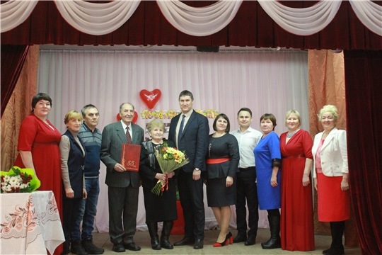 Фирдавиль Искандаров поздравил супружескую чету педагогов с изумрудной свадьбой