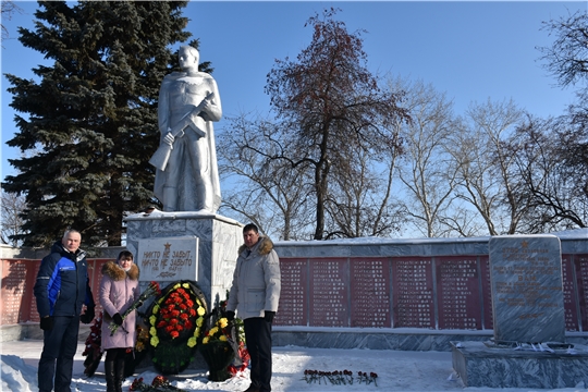 Руководители Козловского района Владислав Шмелев и Фирдавиль Искандаров возложили цветы к памятнику Неизвестного солдата