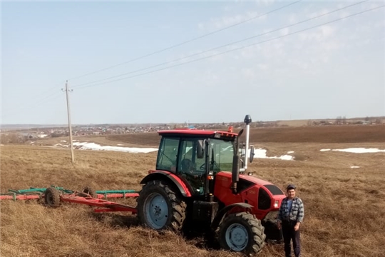 Механизаторы СХПК «Родина» первыми из сельхозпредприятий Козловского района вышли на боронование многолетних трав