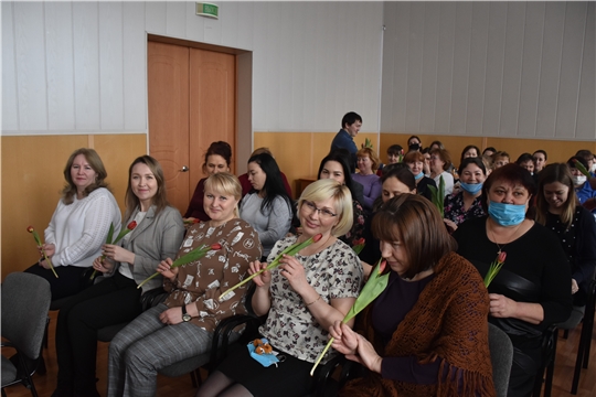 Глава администрации Красноармейского района  Александр Кузнецов сердечно поздравил женскую половину коллектива с невероятно теплым, солнечным, весенним праздником!