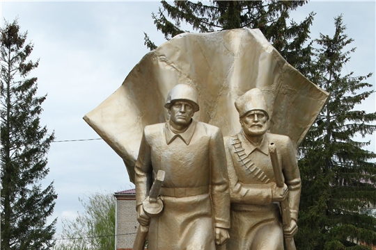В честь 76-ой годовщины Победы в Красночетайском районе состоялось возложение венков и цветов к памятнику павшим воинам в Великой Отечественной войне