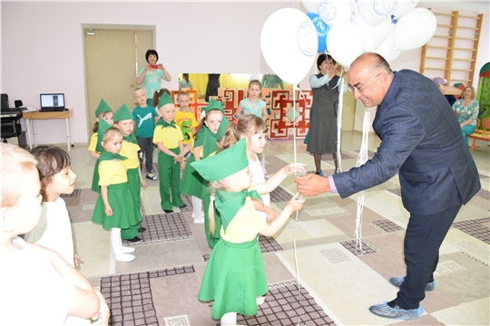 Глава района Владимир Мурайкин поздравил воспитанников и педагогический коллектив детского сада "Солнышко"