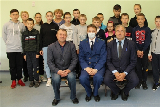 Прокурор Красночетайского района побеседовал со школьниками о законе