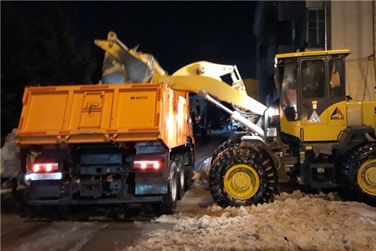 В Ленинском районе Чебоксар продолжается перестановка транспорта, препятствующего работе снегоуборочной техники