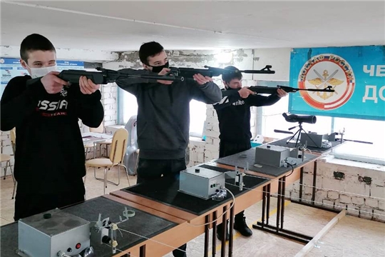 В Ленинском районе состоялись соревнования по стрельбе из пневматической винтовки среди молодёжи призывного возраста
