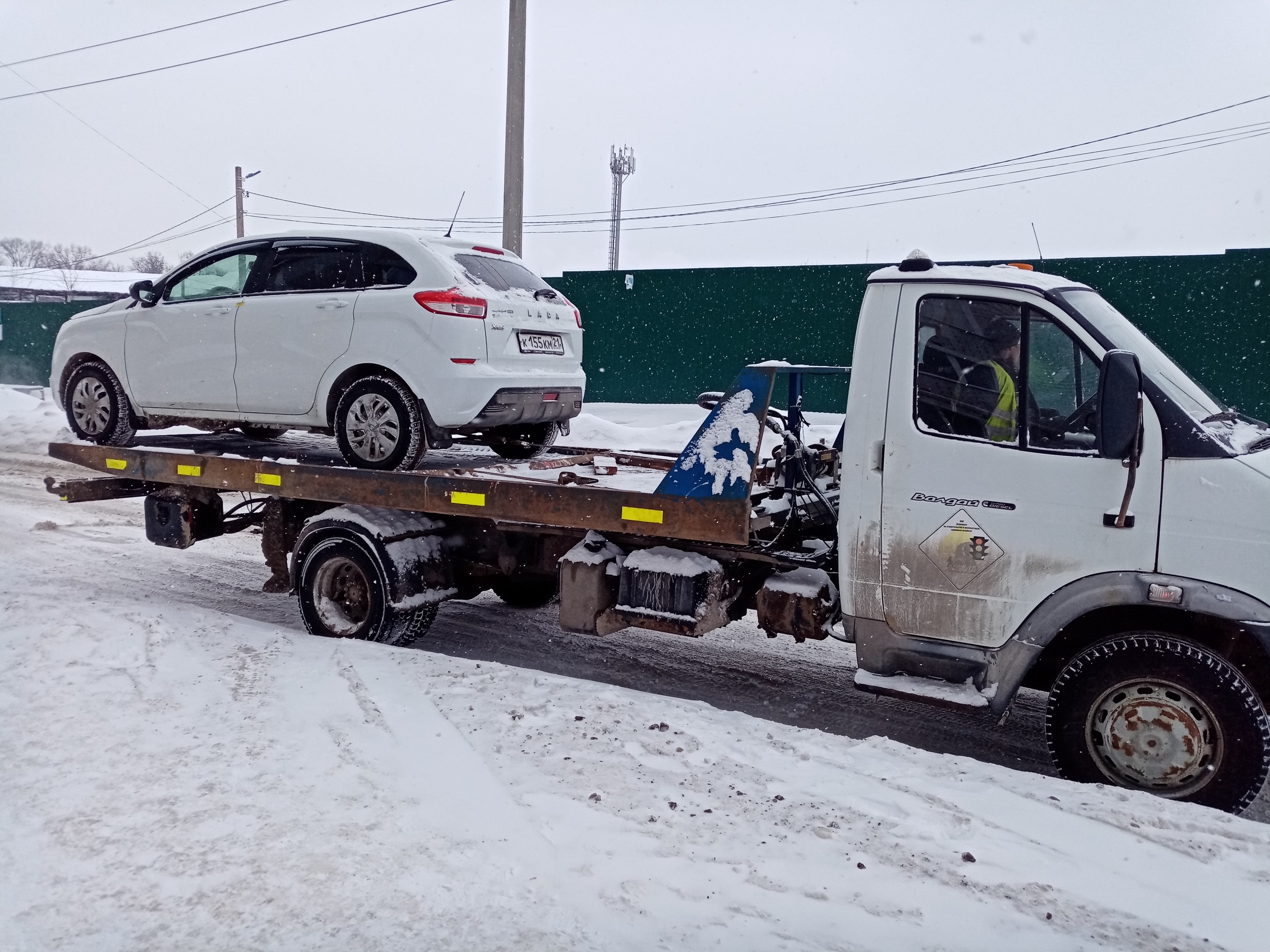 В Чебоксарах продолжается эвакуация транспорта, препятствующего работе  снегоуборочной техники | Управа по Ленинскому району администрации города  Чебоксары