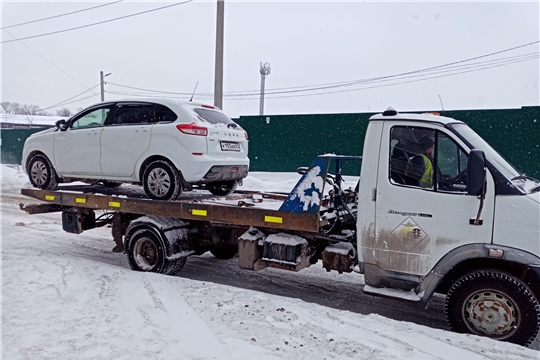 В Чебоксарах продолжается эвакуация транспорта, препятствующего работе снегоуборочной техники