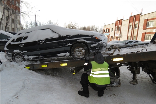 В Ленинском районе Чебоксар продолжается эвакуация брошенного транспорта, препятствующего работе снегоуборочной техники