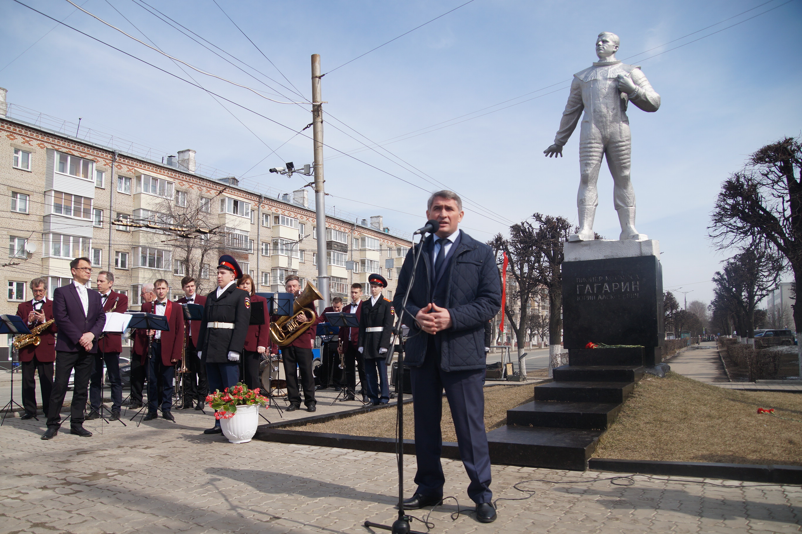 Ленинский район: возложение цветов к памятникам Юрию Гагарину и Андрияну  Николаеву | Управа по Ленинскому району администрации города Чебоксары