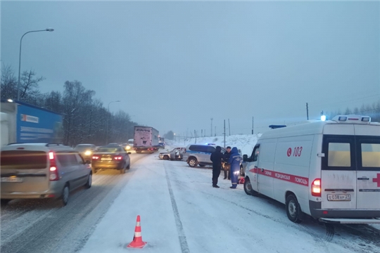 В Чебоксарах при столкновении двух автомобилей пострадали четыре человека