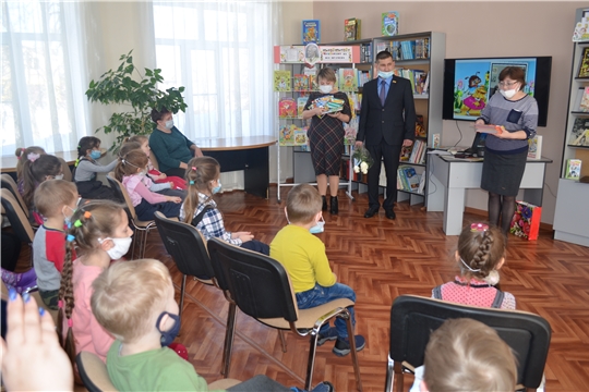 В рамках Недели детской книги депутат Мариинско-Посадского районного Собрания депутатов Павел Гаврилов подарил детской библиотеке книги для дошкольников