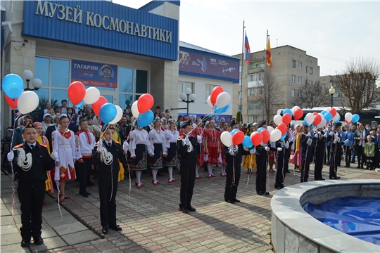 День Космонавтики в Мариинско-Посадском районе: Олег Николаев принял участие в праздничных мероприятиях