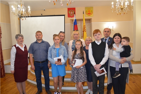 В канун Дня России в отделе ЗАГС администрации Мариинско-Посадского района состоялась церемония вручения паспортов
