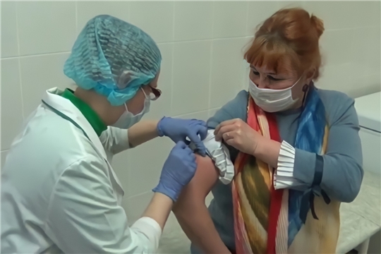 Медики Новочебоксарского медицинского центра активно прививаются от COVID-19