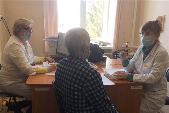 Мобильная бригада Госпиталя проконсультировала ветеранов в Канашской и Янтиковской больницах