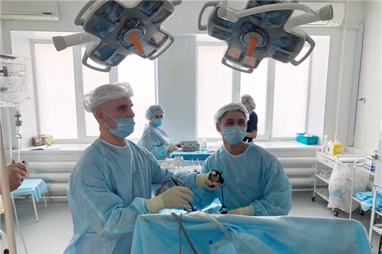 Пациенту с тяжелым осложнением желчнокаменной болезни в хирургическом отделении провели высокотехнологичную операцию