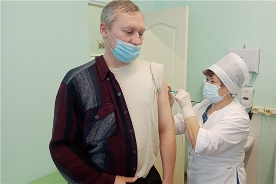 Олег Николаев: в Чувашии вакцинацию прошли более ста тысяч человек